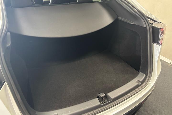 Hvid Tesla Model Y fra 2024