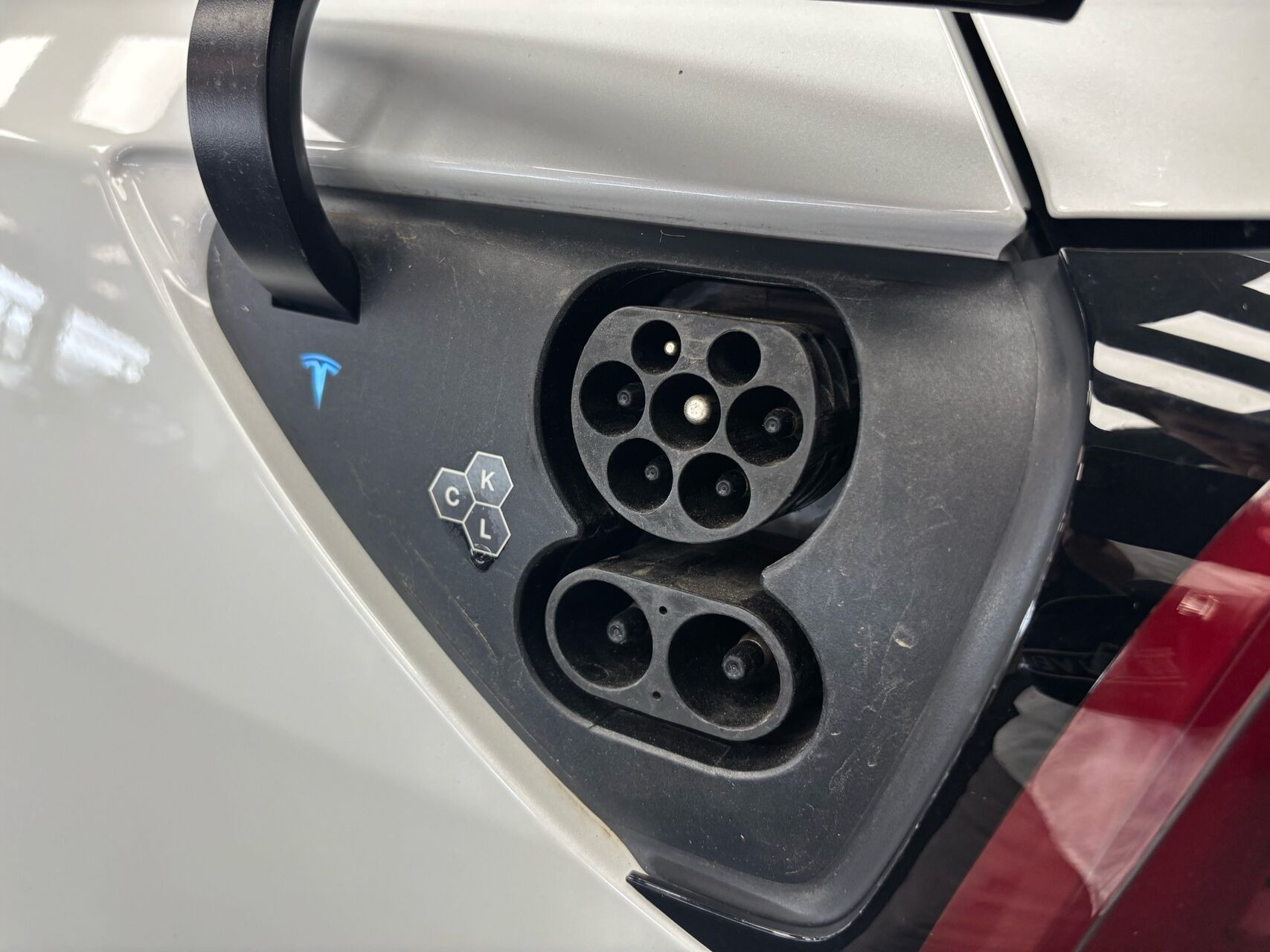 Hvid Tesla Model Y fra 2024