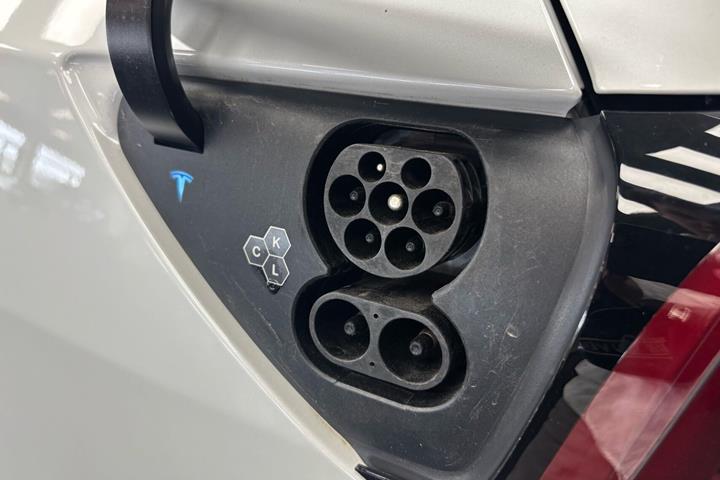 Hvid Tesla Model Y fra 2024