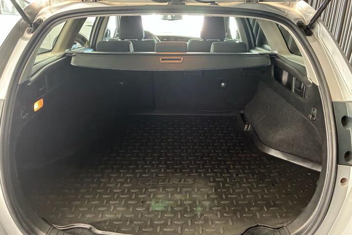 Sølv Toyota Auris fra 2019