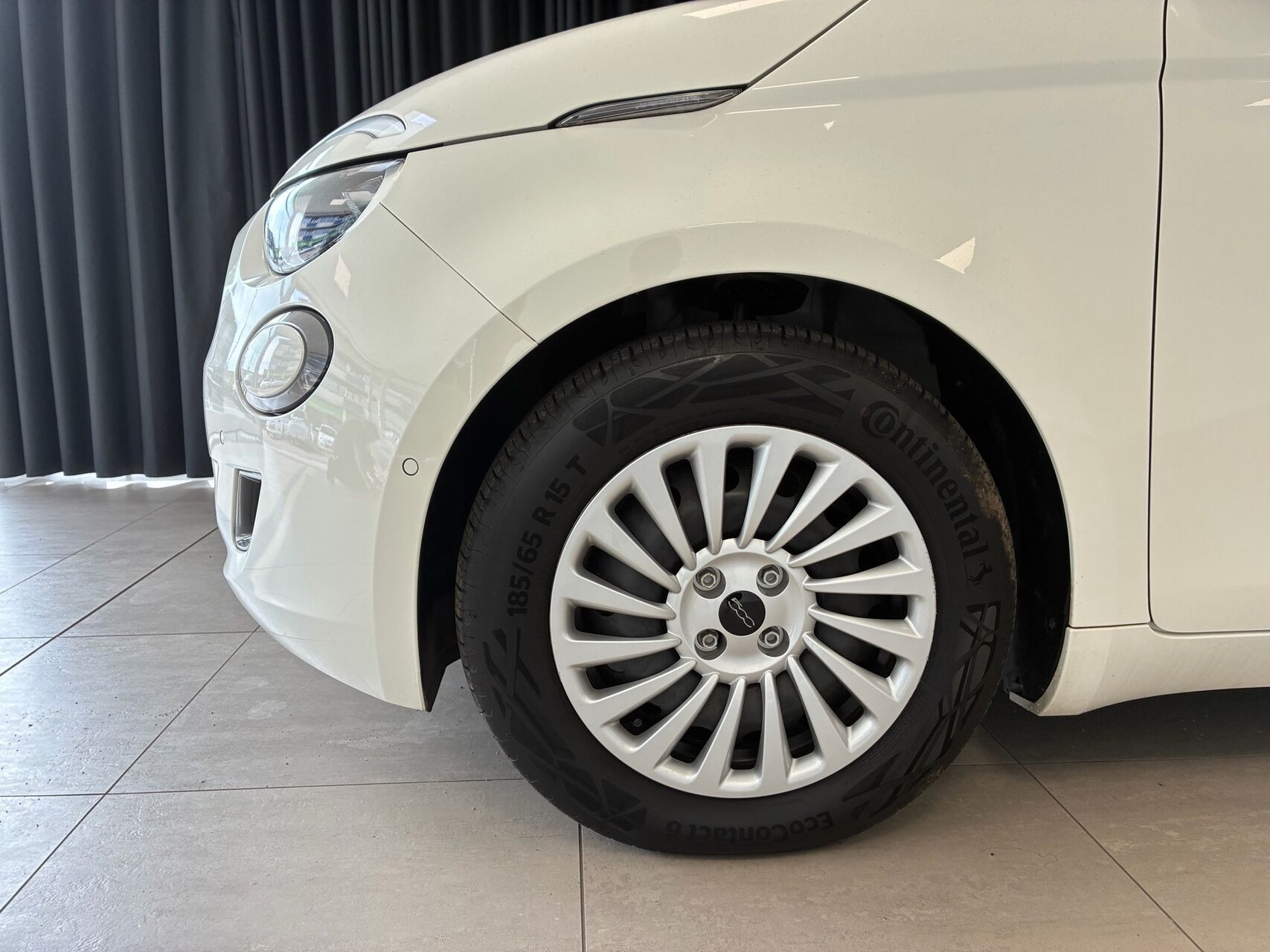 Hvid Fiat 500e fra 2023