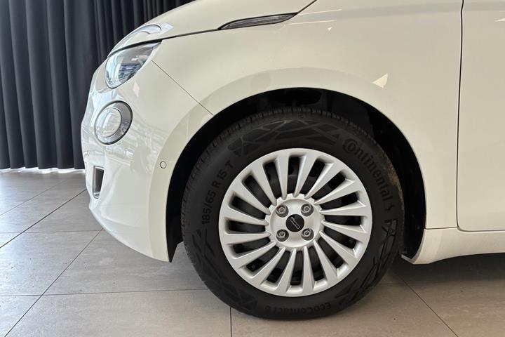 Hvid Fiat 500e fra 2023