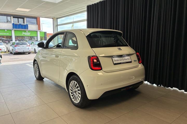Hvid Fiat 500e fra 2023