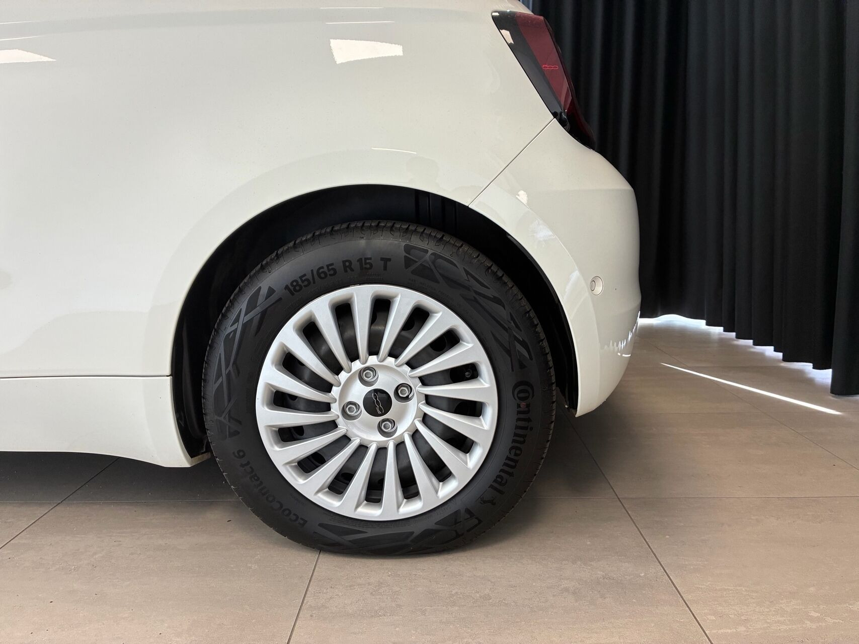 Hvid Fiat 500e fra 2023