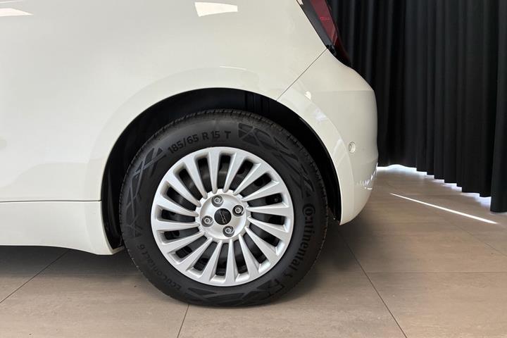 Hvid Fiat 500e fra 2023