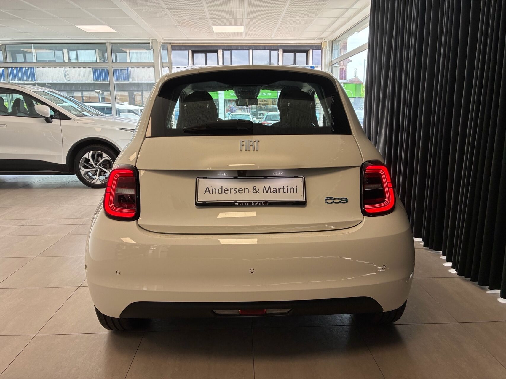 Hvid Fiat 500e fra 2023