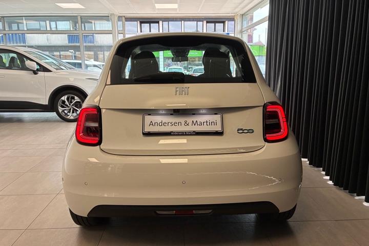 Hvid Fiat 500e fra 2023