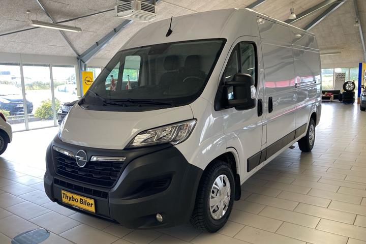 Hvid Opel Movano fra 2023