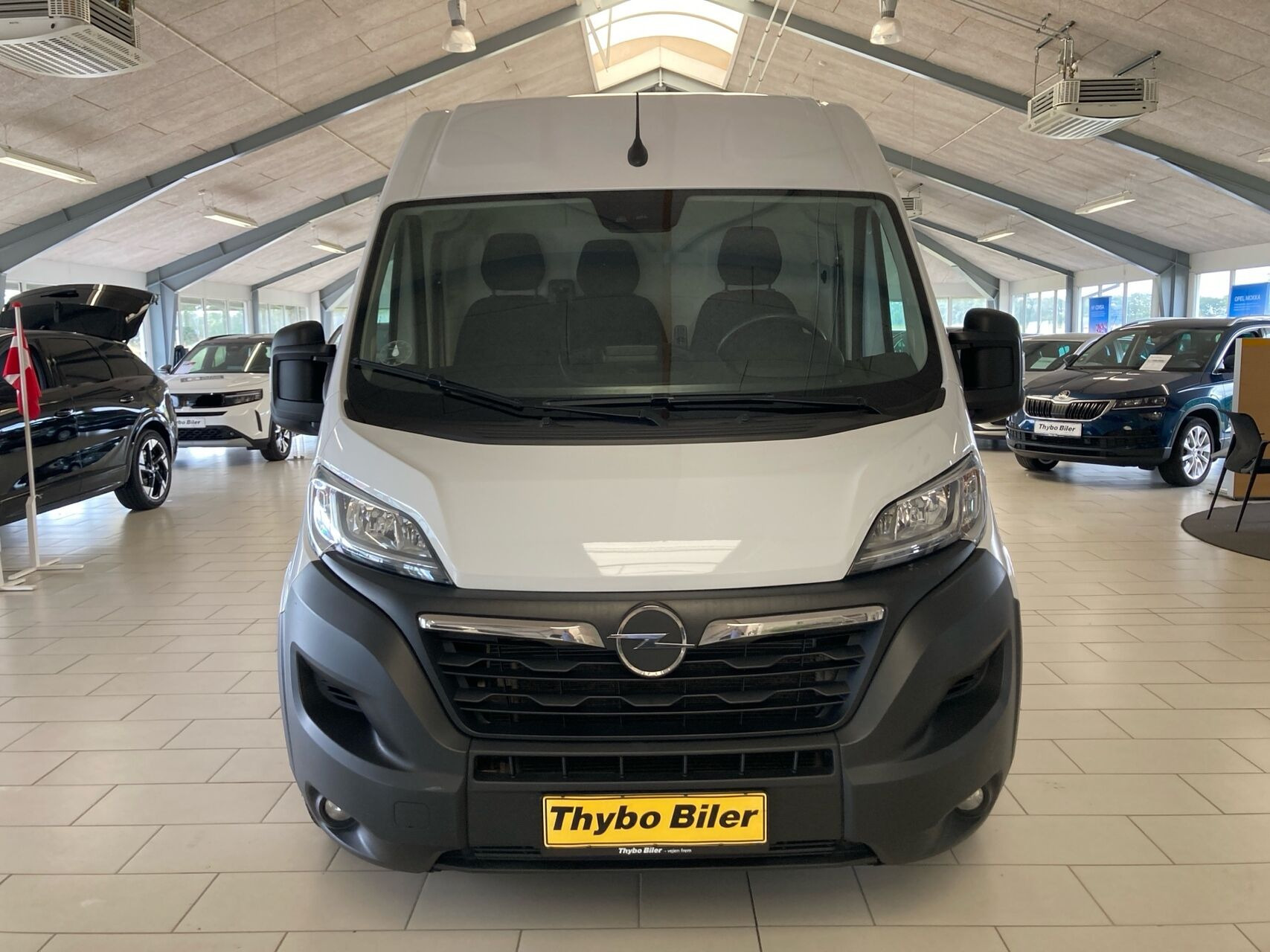 Hvid Opel Movano fra 2023