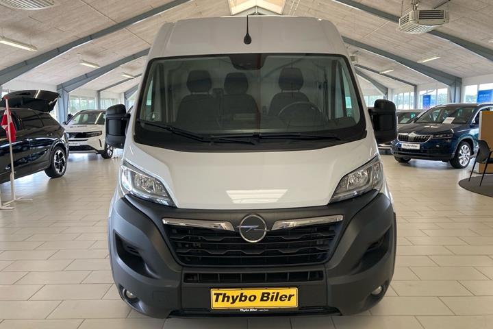 Hvid Opel Movano fra 2023
