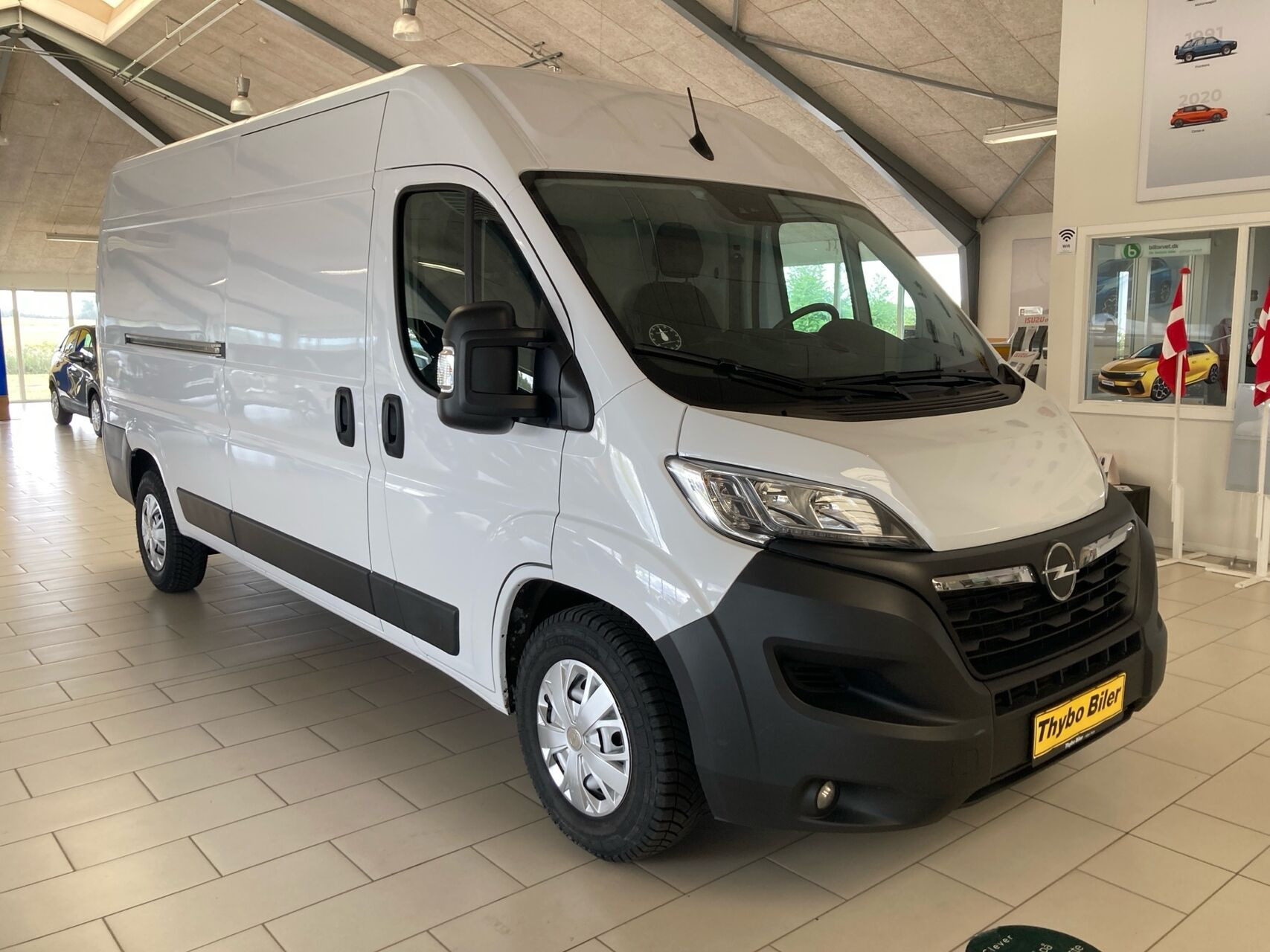 Hvid Opel Movano fra 2023