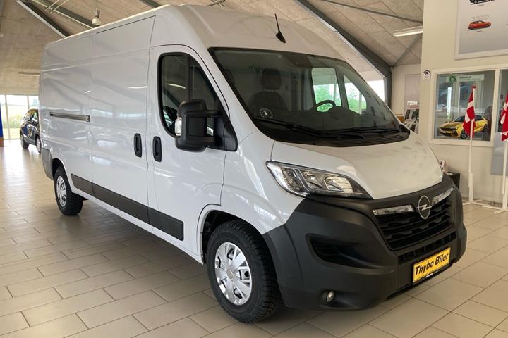 Hvid Opel Movano fra 2023