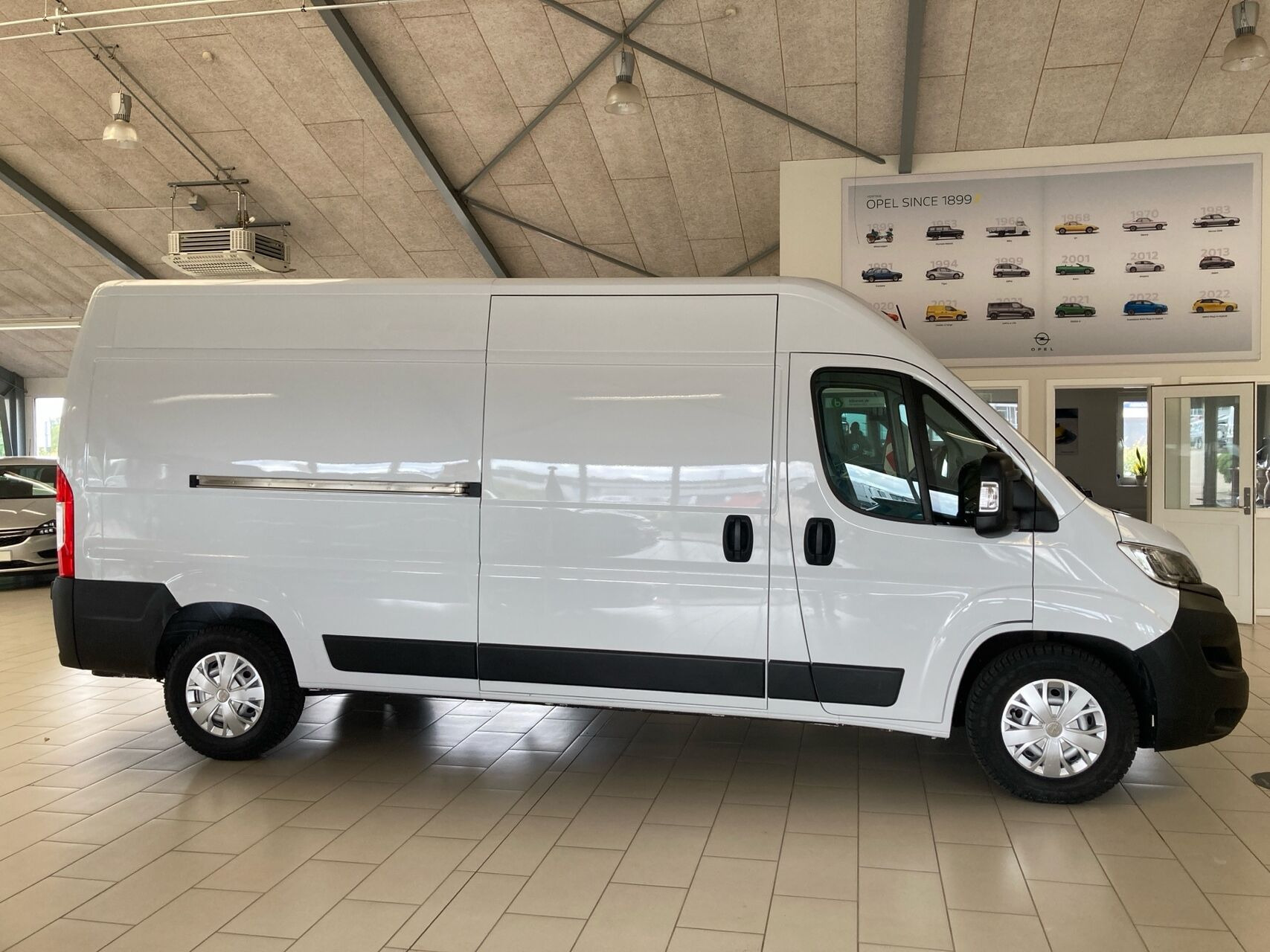 Hvid Opel Movano fra 2023
