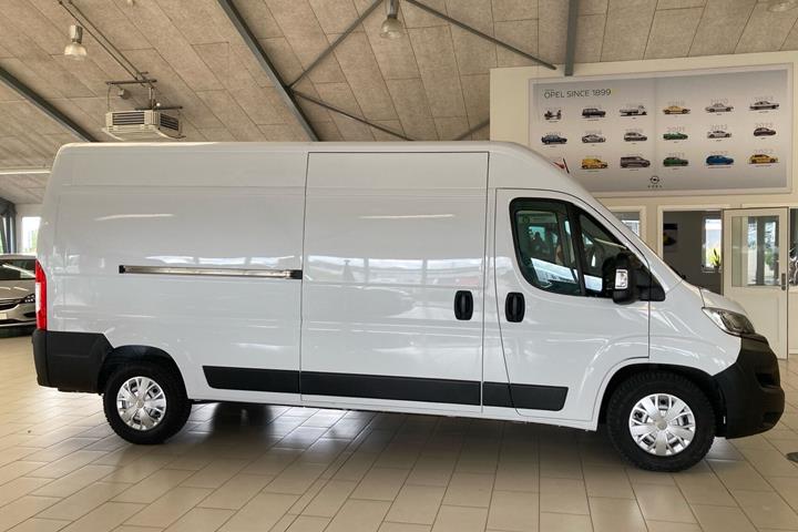Hvid Opel Movano fra 2023