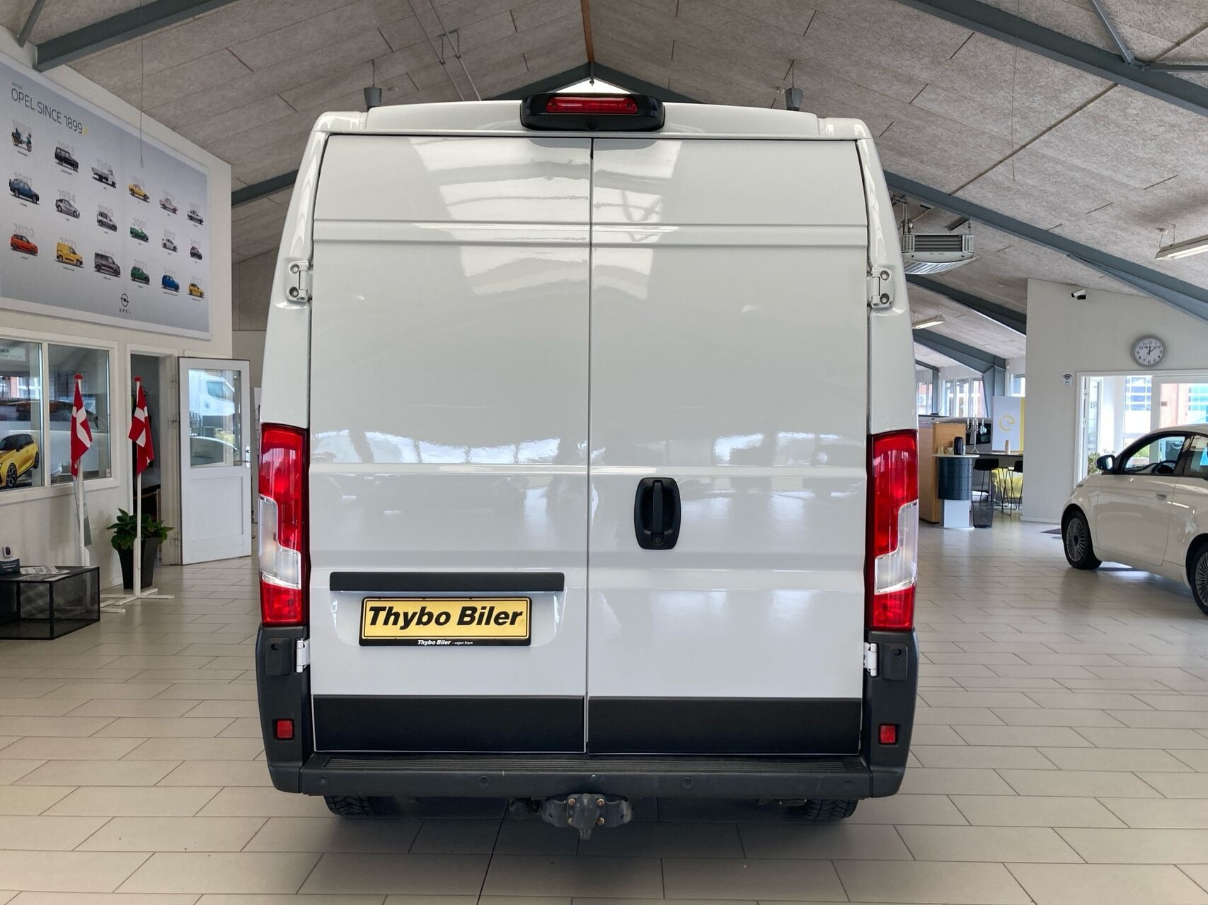 Hvid Opel Movano fra 2023