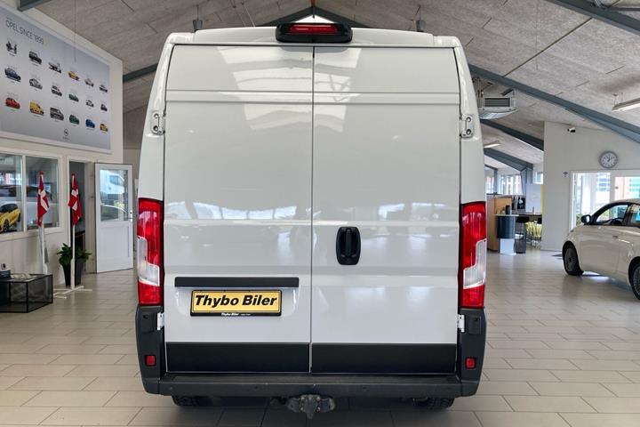 Hvid Opel Movano fra 2023