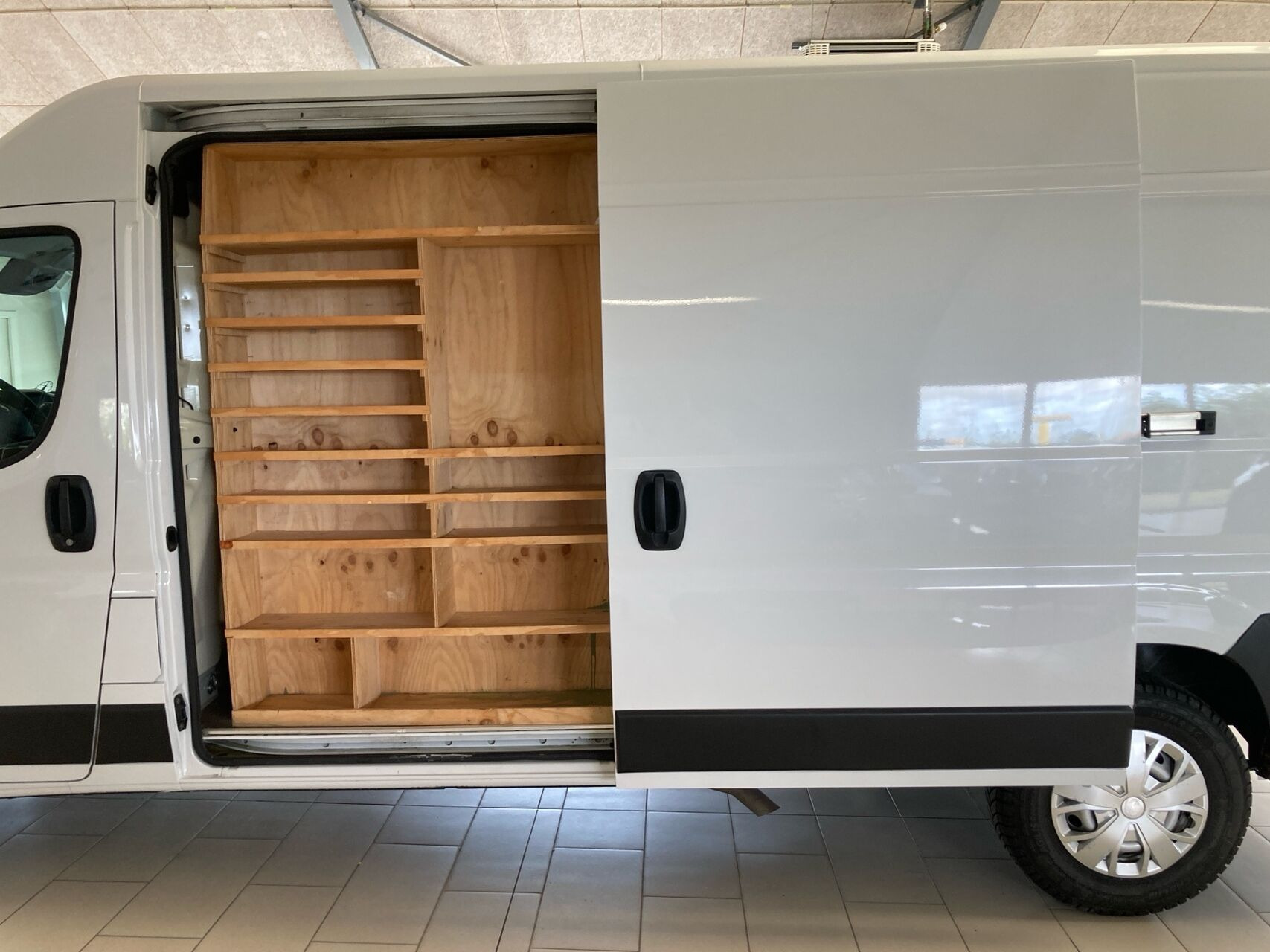 Hvid Opel Movano fra 2023