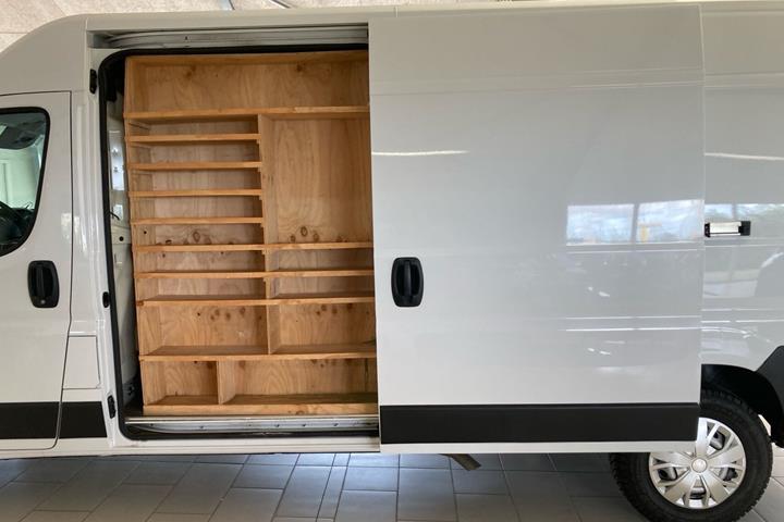 Hvid Opel Movano fra 2023