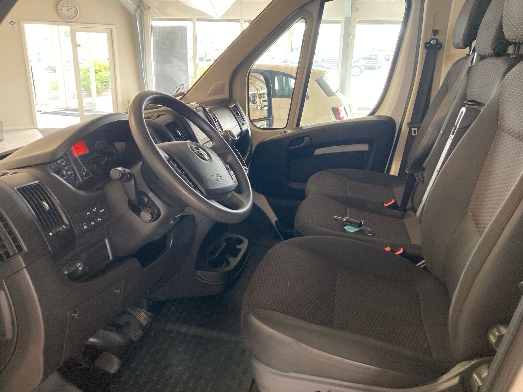 Hvid Opel Movano fra 2023