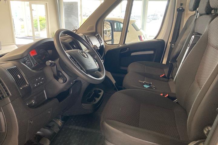 Hvid Opel Movano fra 2023