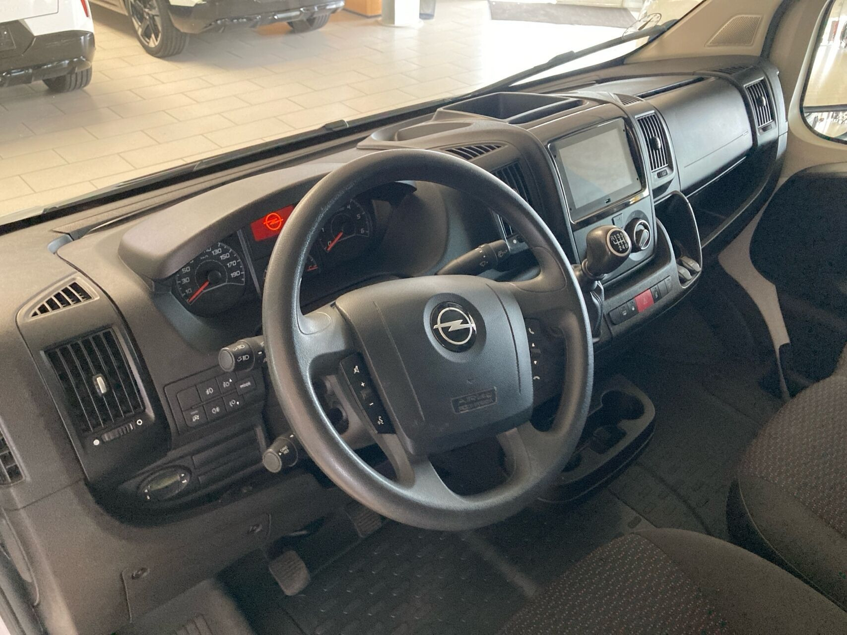 Hvid Opel Movano fra 2023