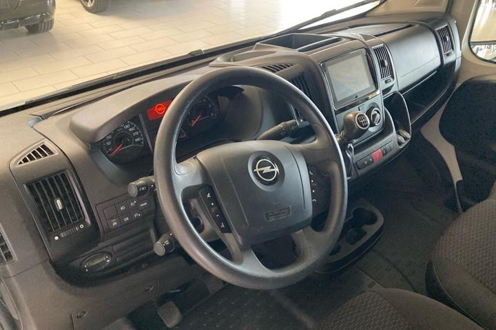 Hvid Opel Movano fra 2023