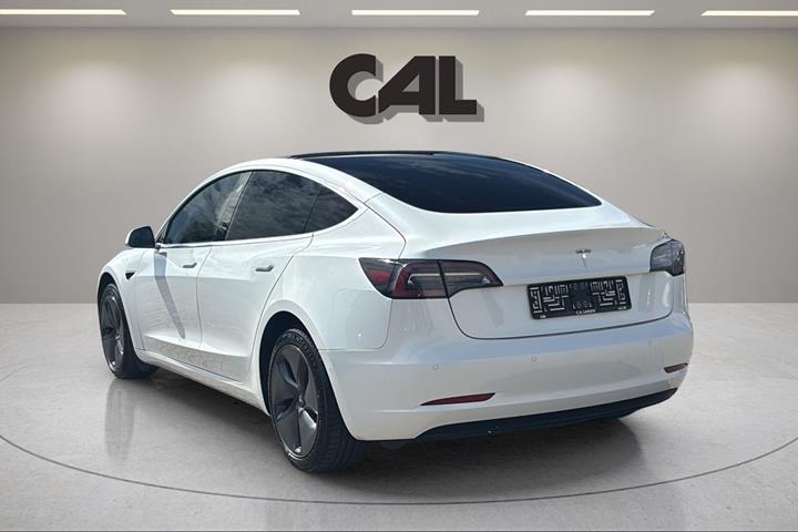 Hvid Tesla Model 3 fra 2020