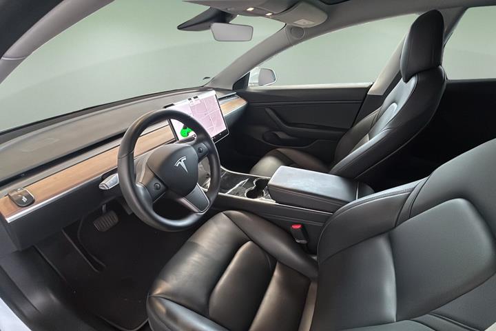 Hvid Tesla Model 3 fra 2020