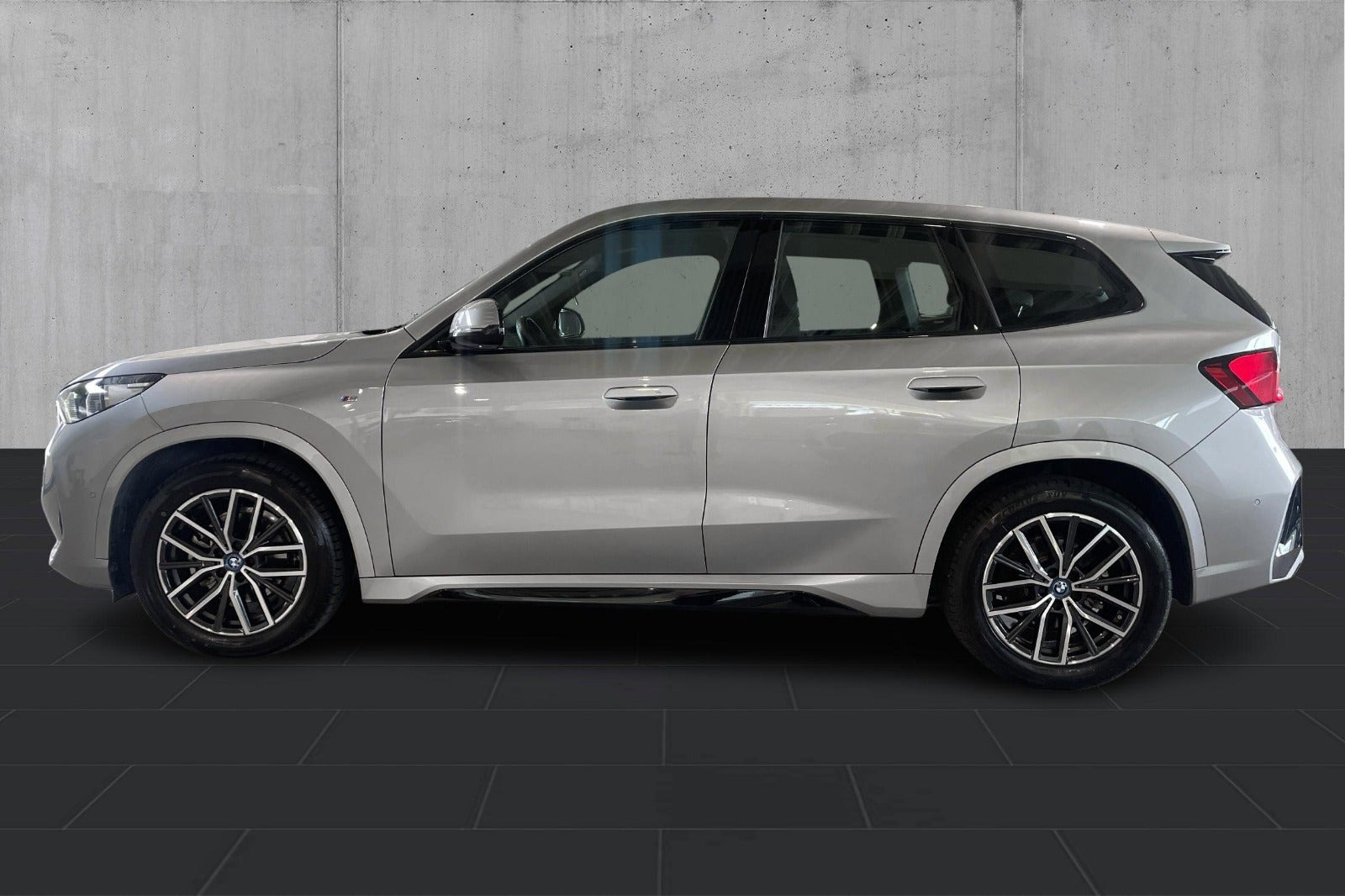 Sølv BMW iX1 fra 2024