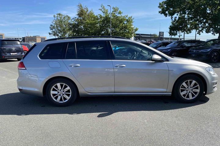 Grå VW Golf VII fra 2015