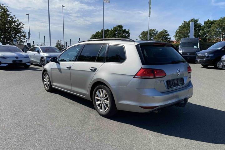 Grå VW Golf VII fra 2015