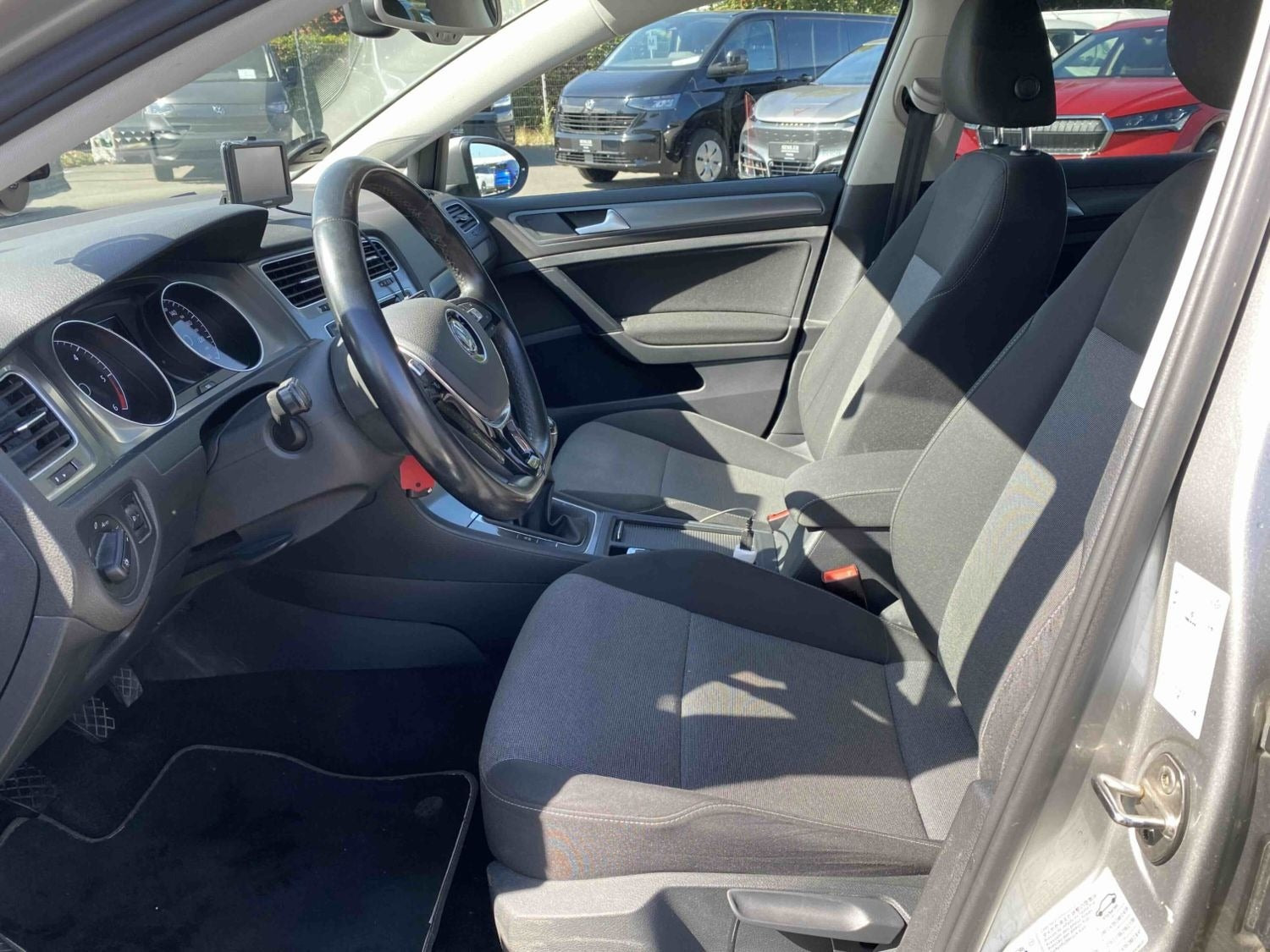 Grå VW Golf VII fra 2015