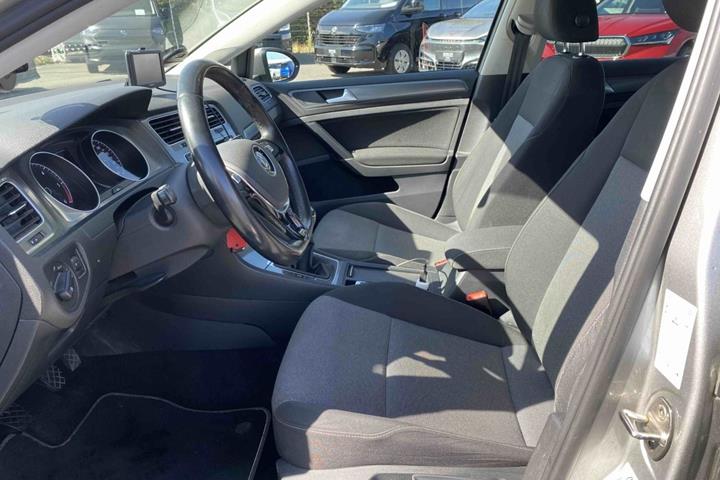 Grå VW Golf VII fra 2015