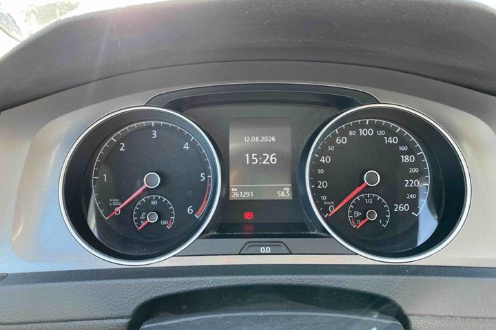 Grå VW Golf VII fra 2015