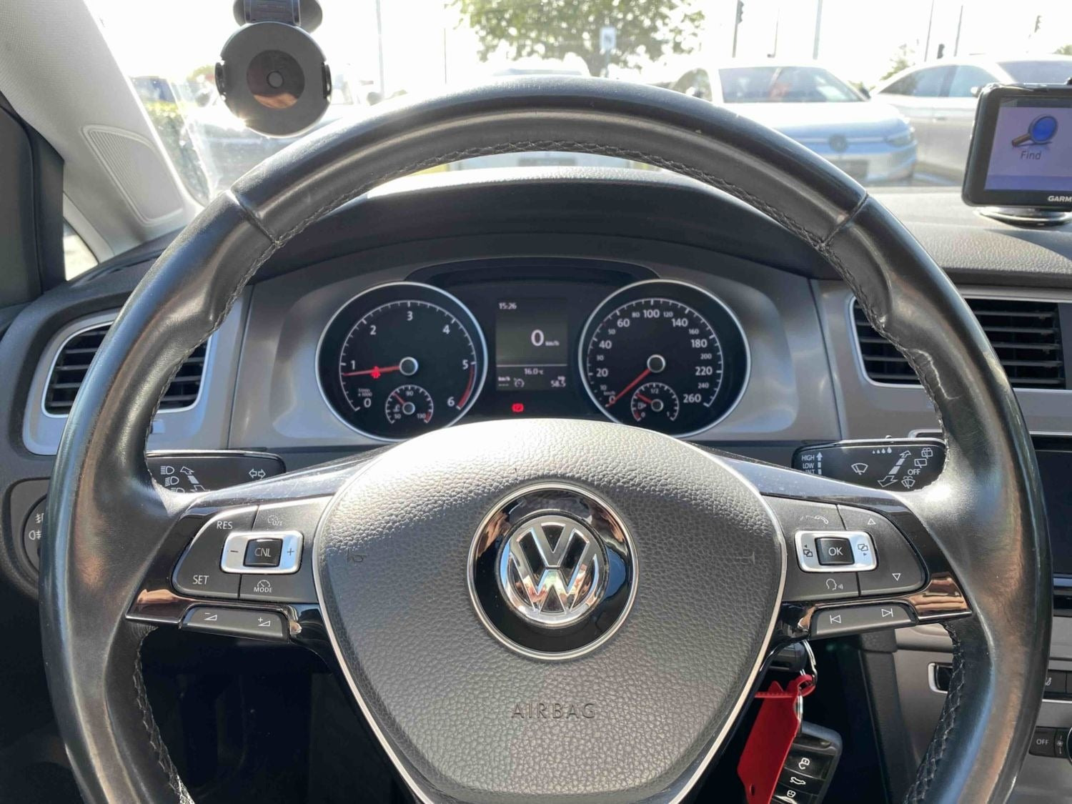 Grå VW Golf VII fra 2015