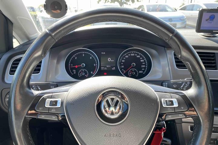 Grå VW Golf VII fra 2015