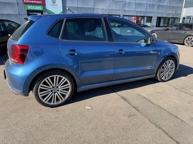 Blå VW Polo fra 2016