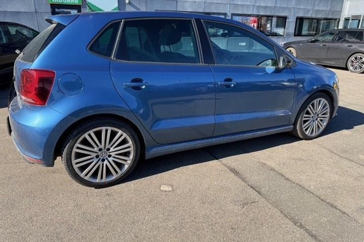 Blå VW Polo fra 2016