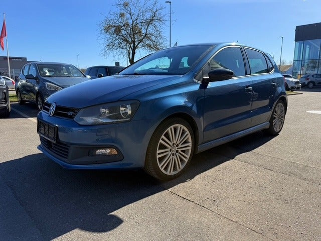 Blå VW Polo fra 2016