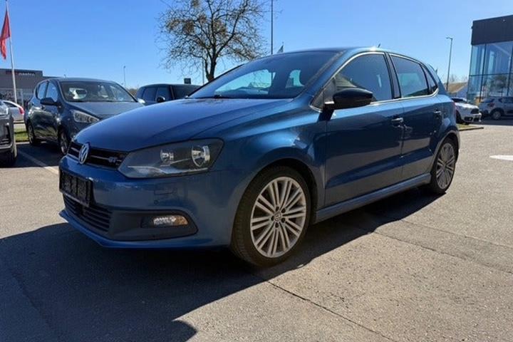 Blå VW Polo fra 2016