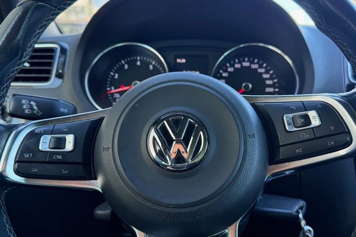 Blå VW Polo fra 2016