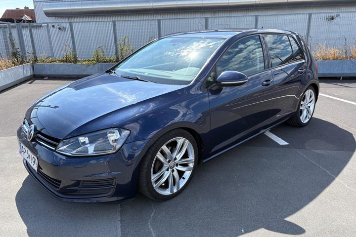 Blå VW Golf VII fra 2015