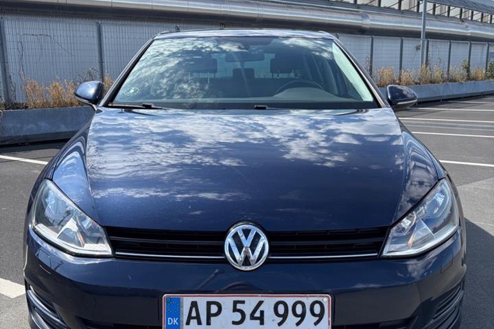 Blå VW Golf VII fra 2015