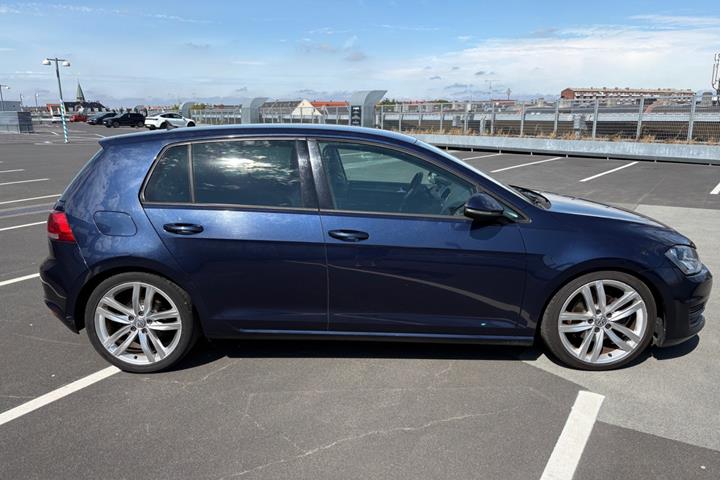 Blå VW Golf VII fra 2015