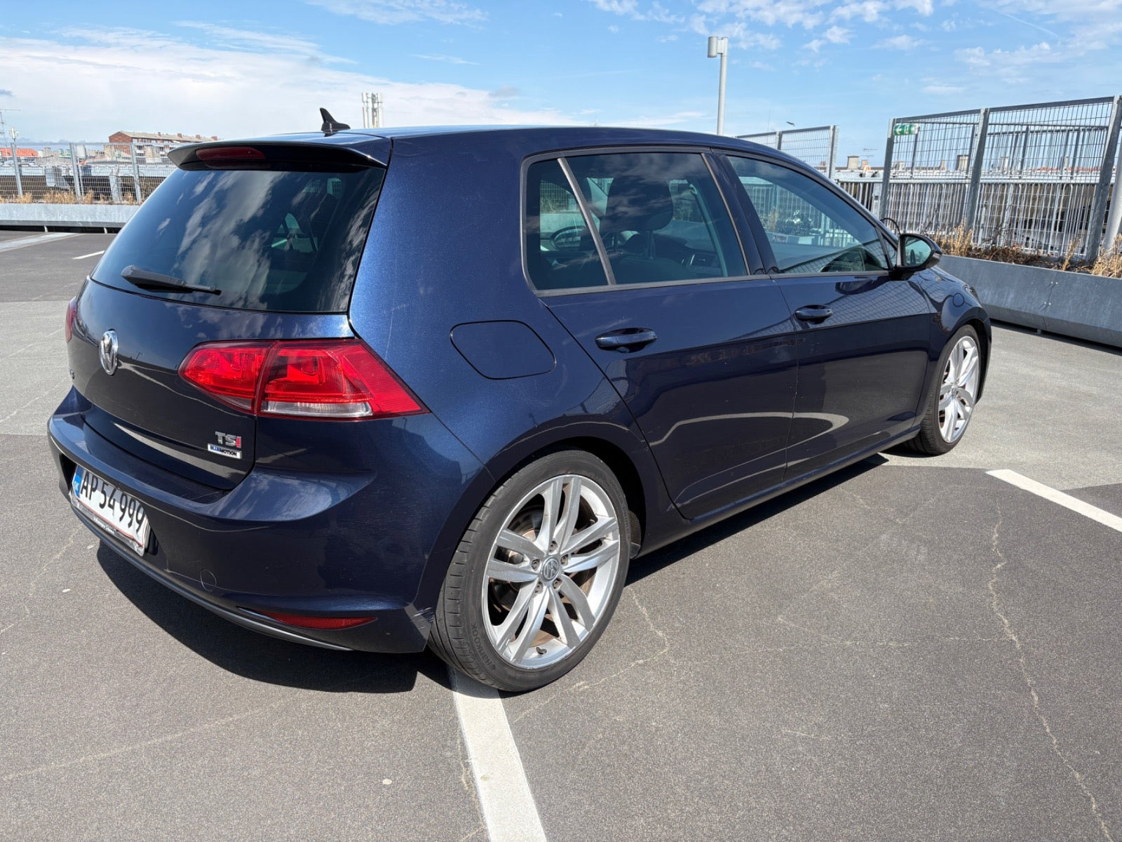 Blå VW Golf VII fra 2015