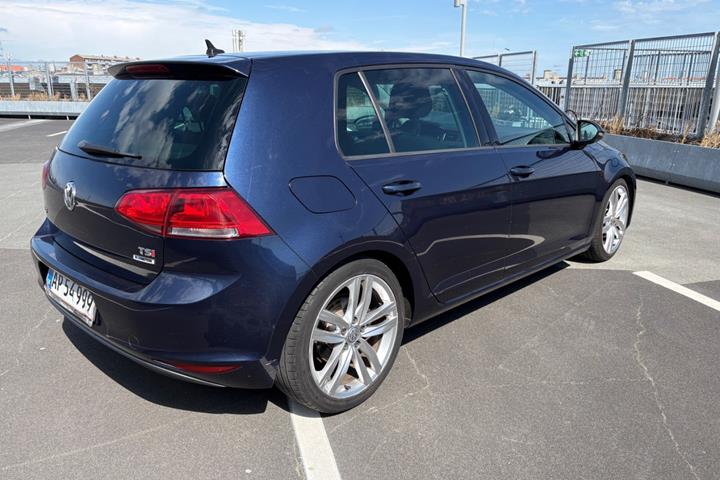 Blå VW Golf VII fra 2015