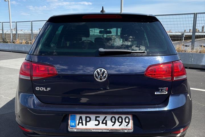 Blå VW Golf VII fra 2015