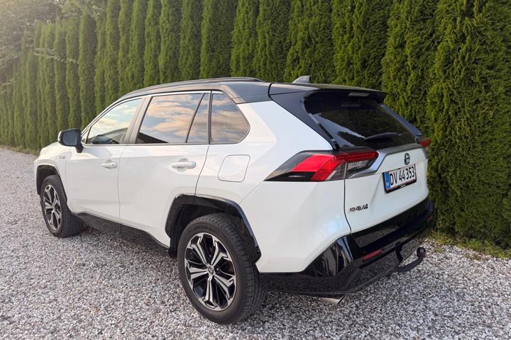 Hvid Toyota RAV4 fra 2021