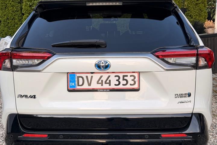 Hvid Toyota RAV4 fra 2021