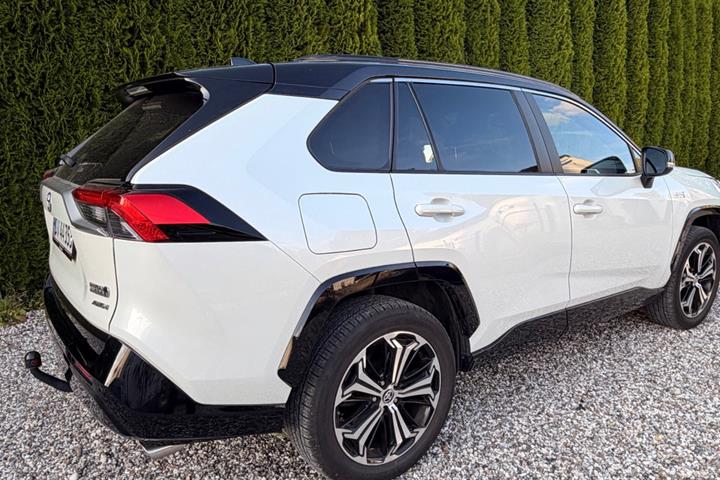 Hvid Toyota RAV4 fra 2021